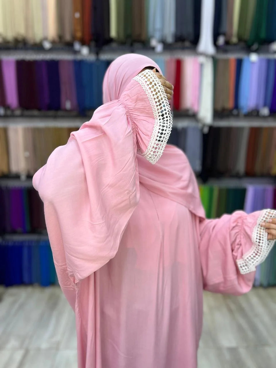 إسدال الصلاة الفسكوز (ملمس الحرير الناعم بطرحة مدمجة) - إسدال صلاة فسكوز - روز (وردي) 3